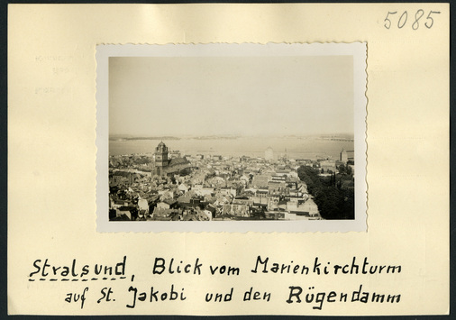 Vorschaubild Stralsund: Blick vom Turm der Marienkirche auf St. Jakobi und den Rügendamm (Foto 1942)